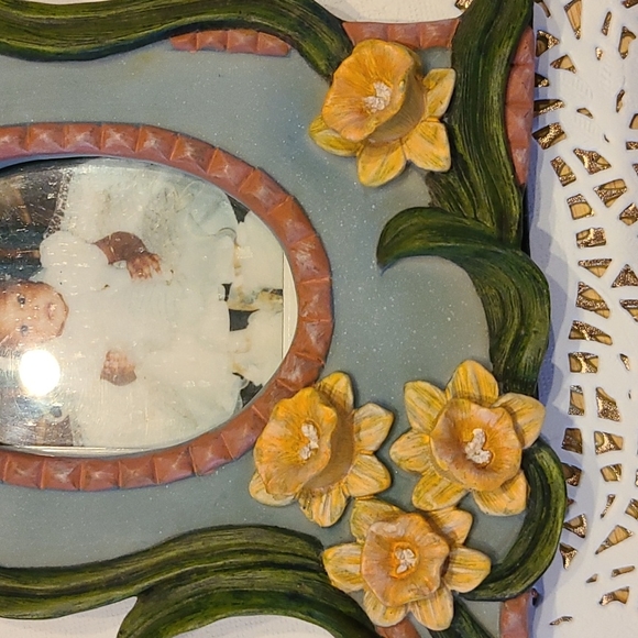 Noble Excellence Victoria's Garden 3D Floral Oval Photo Frame 3.5" x 5" x .5" - Picture 7 of 7